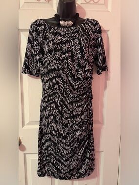 Ellen Tracy Black and White Abstract Ruched Sheath
Dress